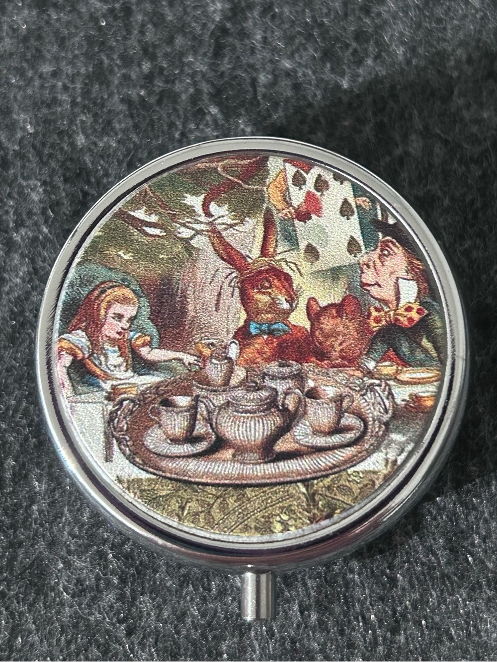 ✨ Alice in Wonderland Mini Pill Box – with 14 tiny Treasures